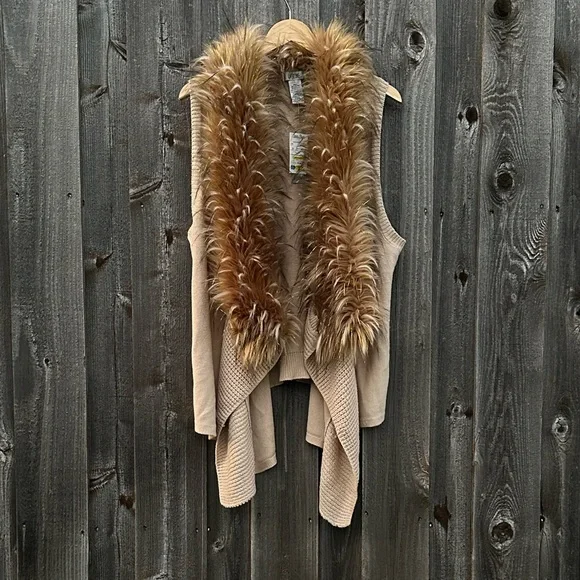 La Seine Tan Cardigan Vest Cape  with Luxurious Brown Gold Faux  Fur Trim NWT - Picture 8 of 8